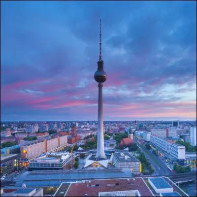 Dans quel pays se trouve la tour Fernsehturm qui est émettrice de radio et télévision ?
