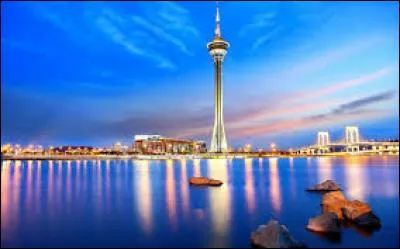 Dans quel pays se situe la Tour Macao qui fait 338 mètres de hauteur ?