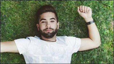 Avec qui chante-t-il "No me mirès màs" ?