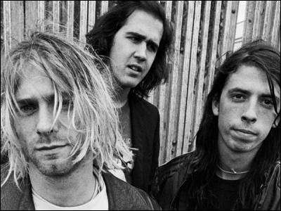 Quel mouvement musical émerge grâce au groupe Nirvana au début des années 90 ?