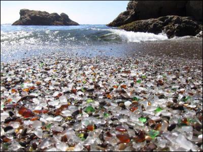 Glass Beach à Fort Bragg, en Californie a la particularité d'être une plage de verre, on y admire ses milliers de galets de verre multicolores étincelant sous le soleil. Pourquoi ?
