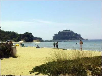 Si je vous parle de la plage de Cabasson, ça ne vous dira rien, mais si je vous dis qu'elle est surplombée par le Fort de Brégançon, résidence de vacances des présidents de la République française, peut-être la situerez-vous mieux ?