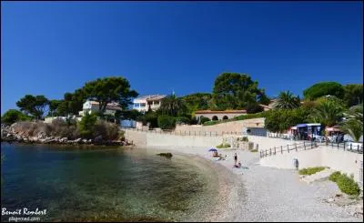 Je vous présente ma petite plage de galets préférée, au milieu des calanques. Certes, elle n'est pas célèbre, mais elle porte presque le nom de la favorite de Louis XV :