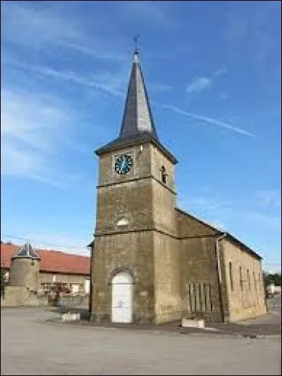 Voici l'église Saint-Wilibrord à Errouville. Village lorrain du canton de Villerupt, dans l'arrondissement de Briey, il se trouve dans le département ...