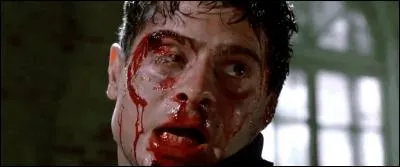 Quand le flic subit l'interrogatoire du bandit...
Le monde à l'envers, tout le cela dans une ancienne morgue...