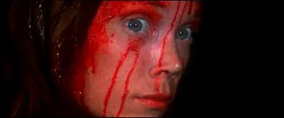 Quand la méchante ne satisfait pas les critères de beauté...
Ne vous fiez pas à Carrie, le liquide rouge est en réalité...