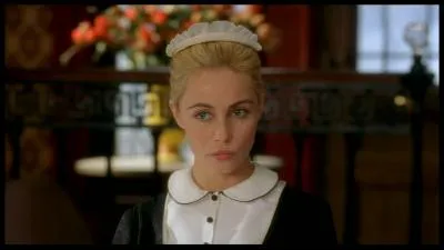 Dans quel film de 2001 Emmanuelle Béart interprète-t-elle le rôle de Louise, femme de chambre dévouée et maîtresse de son patron ?