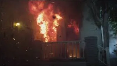 Quelles sont les personnes qui sont dans la maison des DiLaurentis lors de l'incendie, dans l'épisode 23 de la saison 2 ?