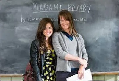 Comment s'appelle le professeur remplaçant d'Ezra ?