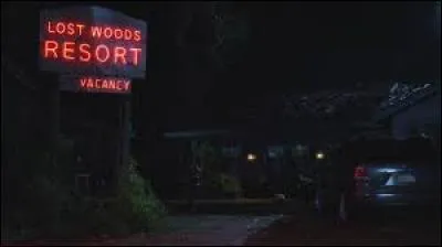 Comment s'appelle le motel situé en dehors de Rosewood ?