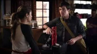 Quel est le nom de la relation d'Emily et d'Ezra ?