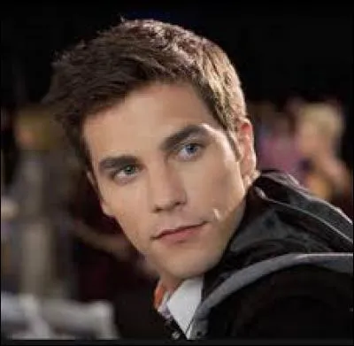 Quel est l'âge de Noel Khan ?