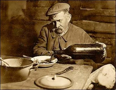 Quand vous versez du vin rouge dans un fond de soupe avant de le boire, on dit que vous faites...