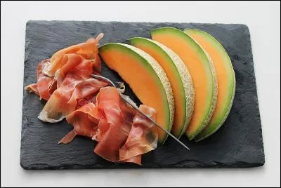 Le melon se marie parfaitement avec le jambon cru s&eacute;ch&eacute;. Quelle ville des Pyr&eacute;n&eacute;es-Atlantiques est r&eacute;put&eacute;e pour son jambon ?