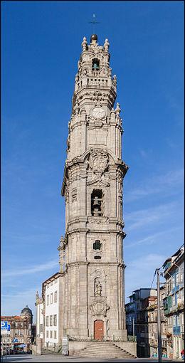 C'est le clocher de son église, à Porto. Une grande tour. Comment s'appelle-t-elle ?