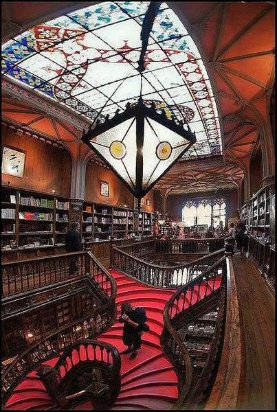 L'une des plus belles bibliothèques de Porto ! C'est la bibliothèque...