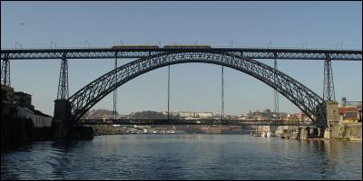 Le pont Lùis 1 est très beau ! Il est fabriqué avec les restes de/du...