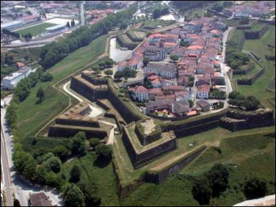 Au nord du Portugal, Valen&ccedil;a, est une ville...