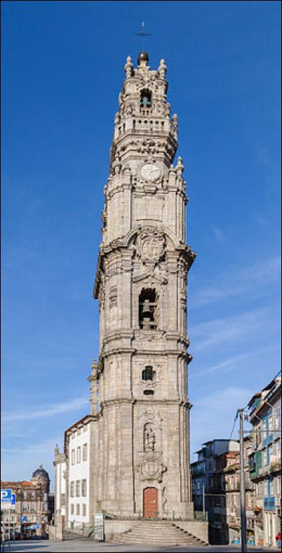 C'est le clocher de son &eacute;glise, &agrave; Porto. Une grande tour. Comment s'appelle-t-elle ?
