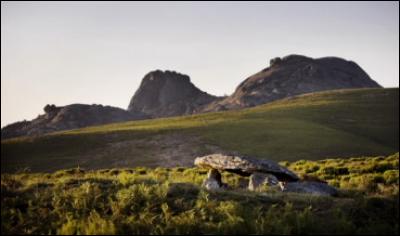 Sur cette montagne, un ph&eacute;nom&egrave;ne scientifique &eacute;trange se produit : des petits cailloux comme des �ufs y poussent litt&eacute;ralement !