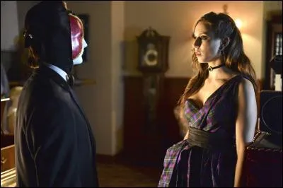 Dans l'épisode 5x25, on découvre les initiales de celui qui retient les filles dans la DollHouse. Ces initiales sont :