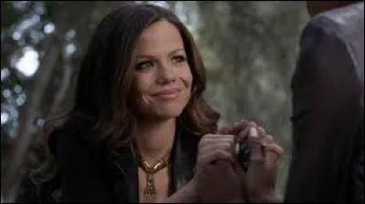 On soupçonne Jenna, dans la saison 5, d'aimer une personne. Qui est cette personne ?