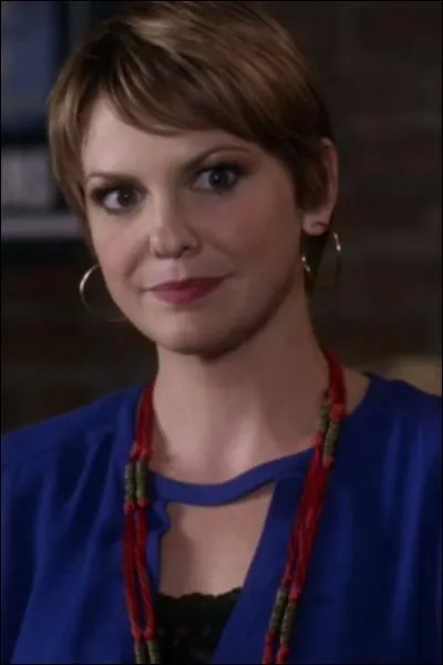 Comment s'appelle la mère de l'enfant d'Ezra ?