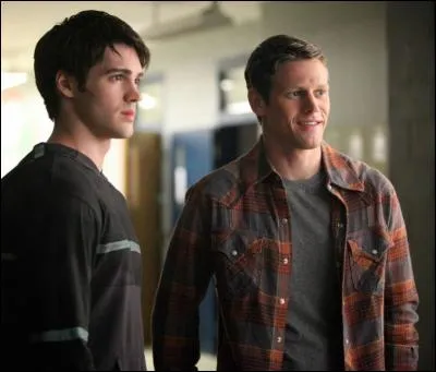 Qui est le frère d'Elena ?