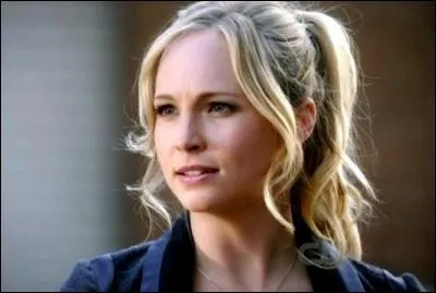 Caroline devient vampire par l'intermédiaire de :