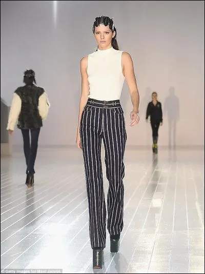 Pour quel grand créateur de mode, Kendall a-t-elle défilé en topless ?