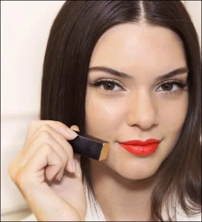 De quelle marque de maquillage Kendall est l'égérie ?