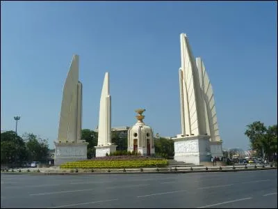 Sur quelle île se trouve le monument de la Démocratie ?