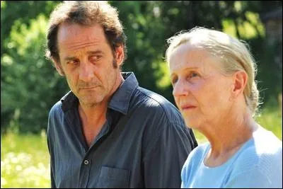 Dans "Quelques heures de printemps", lequel de ces personnages est obligé de retourner habiter chez sa mère à l'âge 48 ans ?