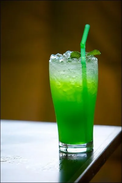 Quel alcool accompagne l'eau et le sirop de menthe dans le cocktail appelé "perroquet" ?