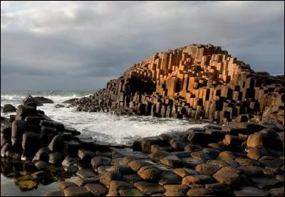 Où est située la formation volcanique appelée "La Chaussée des Géants" ?