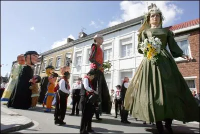 A quelle région française peut-on associer la tradition des Géants, figures gigantesques qui représentent un être fictif ou réel ?