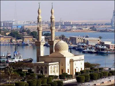 Dans quel pays se trouve la ville de Suez, sur la mer Rouge ?