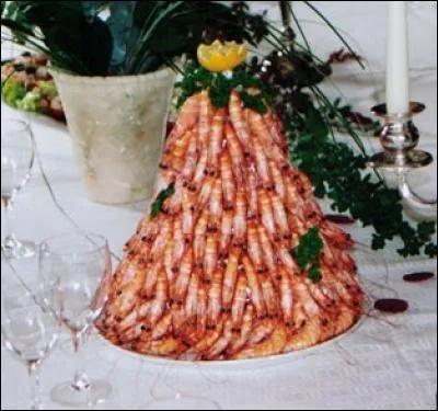 Comment appelle-t-on une pyramide de petits crustacés que l'on sert à table ?
