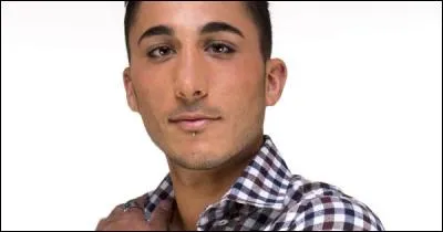 Écoutez, ici c'est moi le patron donc je mets ma/mon [...] de fer dans un gant de velours !