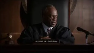 Quelle est l'occupation du juge Robson ?