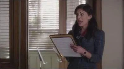 Quelle est la couleur de cheveux de Mme Adinolfi ?