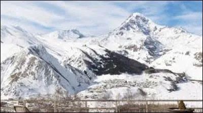 Dans quelle région montagneuse se situe la Géorgie ?
