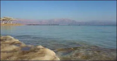 Dans quelle mer se jette le Jourdain, le fleuve qui a donné son nom à la Jordanie ?