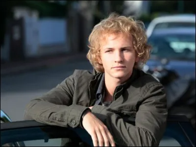 Comment s'appelle son premier amoureux ?