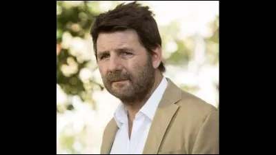 Caroline a un nouvel amoureux comment s'appelle-t-il ?