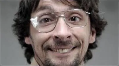 Quel humoriste interprète ces chansons décalées : ''Y'en a marre des pauvres'' , ''Petit caniche, peluche pour vieux'' , ''On va tous crever'' .