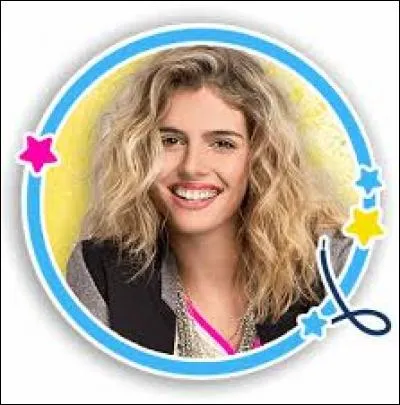 Comment s'appelle cette fille aux cheveux volumineux ?