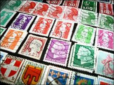 Un homme est assis devant sa table, il classe un par un ses timbres dans son classeur. Mais au fait, comment appelle-t-on un collectionneur de timbres ?