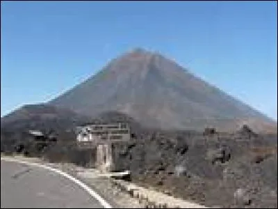 Comment s'appelle ce volcan actif du Cap-vert, point culminant de l'archipel avec 2 829 mètres ?