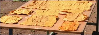 La racine de banian, "ora", permet d'obtenir un tapa de couleur :